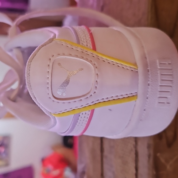 Girls size 5 Puma shoes - Picture 2 of 2